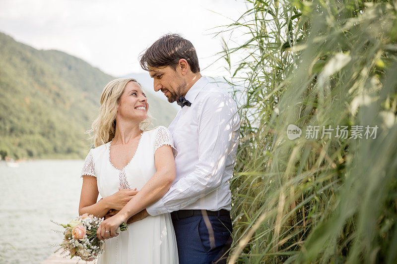 湖上美丽的新婚夫妇