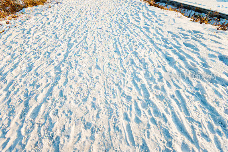 雪地里的脚印