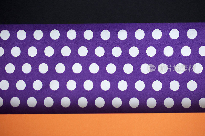 抽象几何橙色，黑色和紫罗兰圆点纸背景。