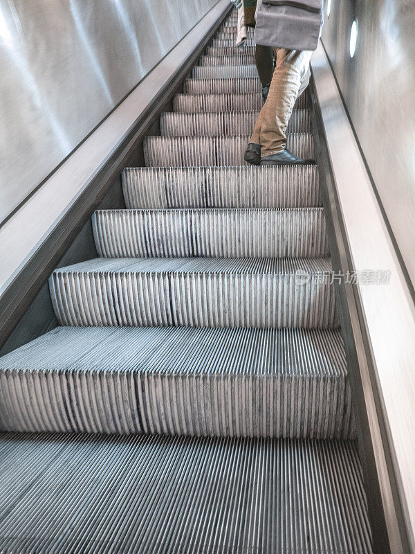 盖特威克机场候机厅的自动扶梯