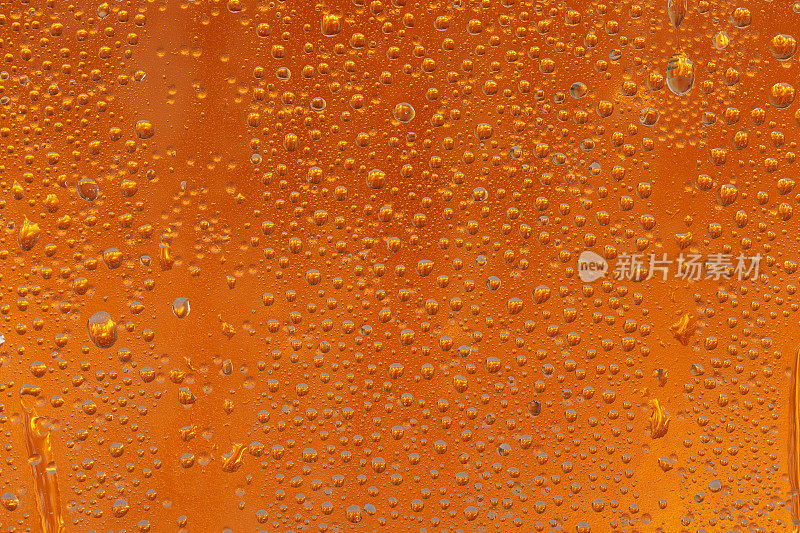 啤酒的背景。冰镇啤酒杯与水珠凝结。关闭了。