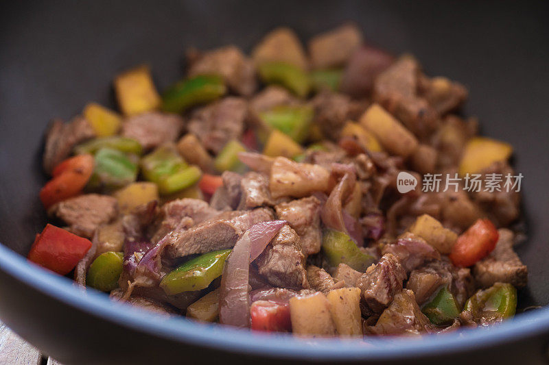 上釉猪肉配蔬菜和水果，特写