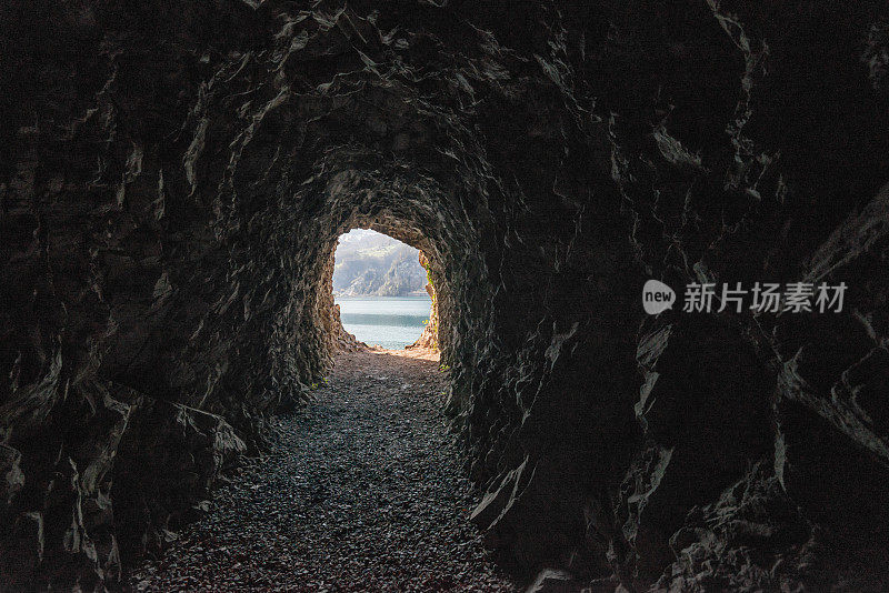 站在一条又黑又细的隧道中间