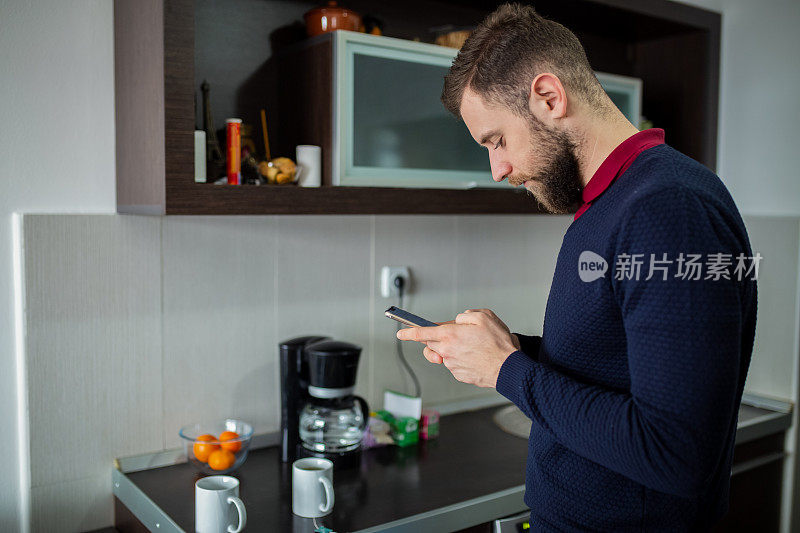 男人用茶泡茶