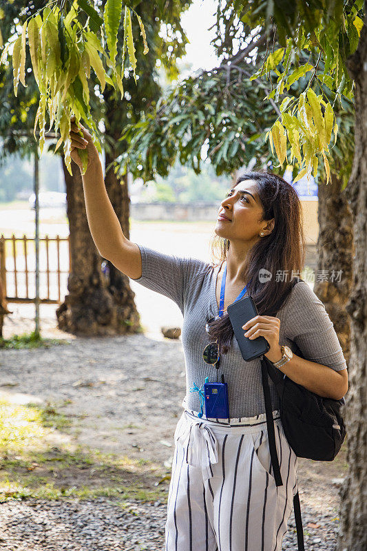 欣赏自然的美丽女人