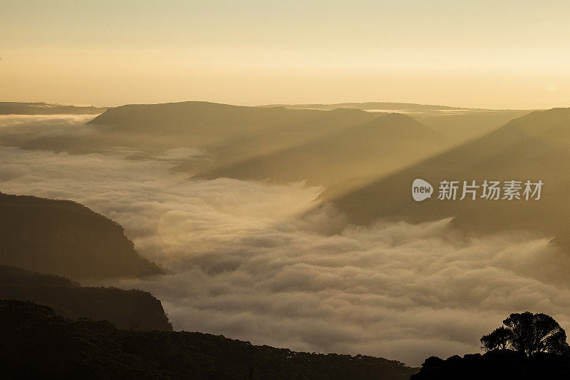 阳光从山上照过来