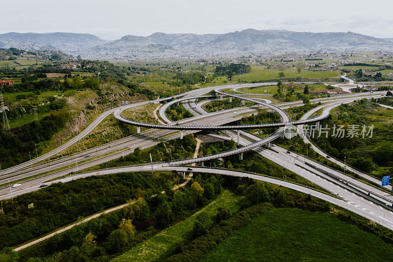 公路过境的航拍照片。