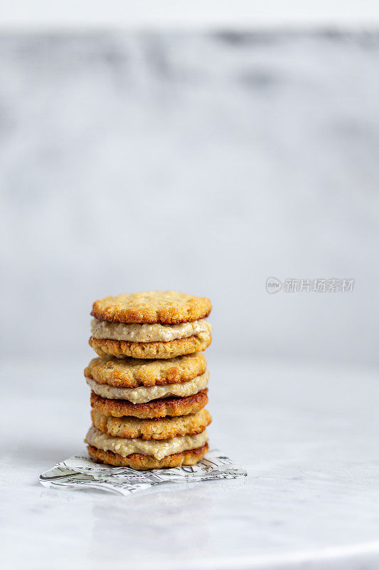 素食健康鹰嘴豆饼干在白色背景与复制空间