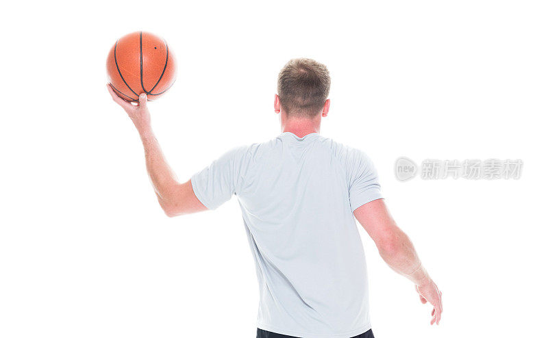帅哥穿着运动服抱着篮球，后视镜