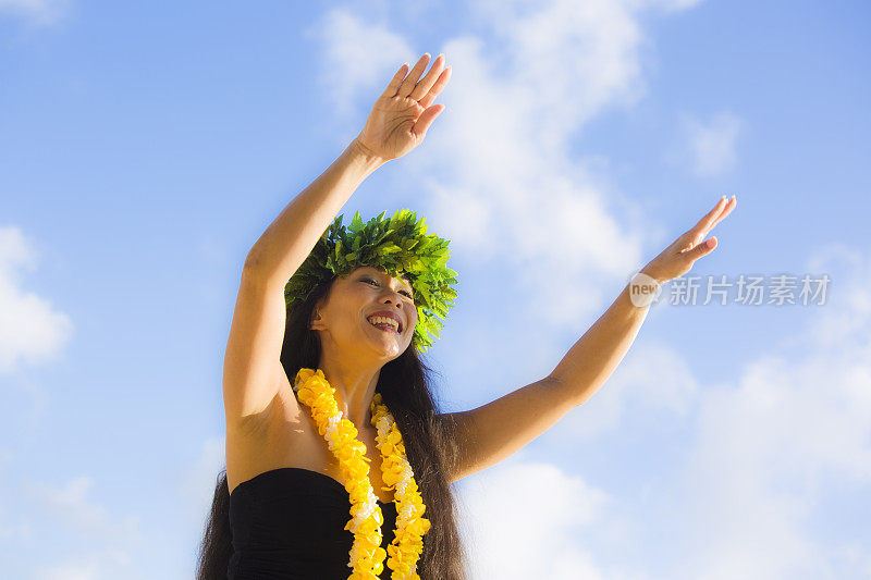 考艾岛海滩上的夏威夷草裙舞