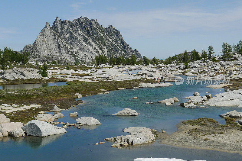 在Prusik峰的迷人湖泊步道徒步旅行