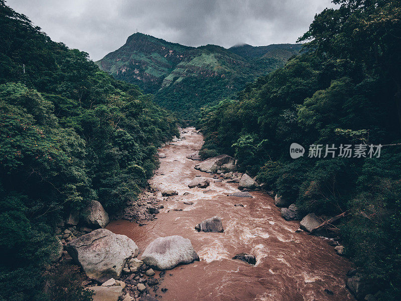 从里约热内卢Magdalena往下看，穿过丛林山谷