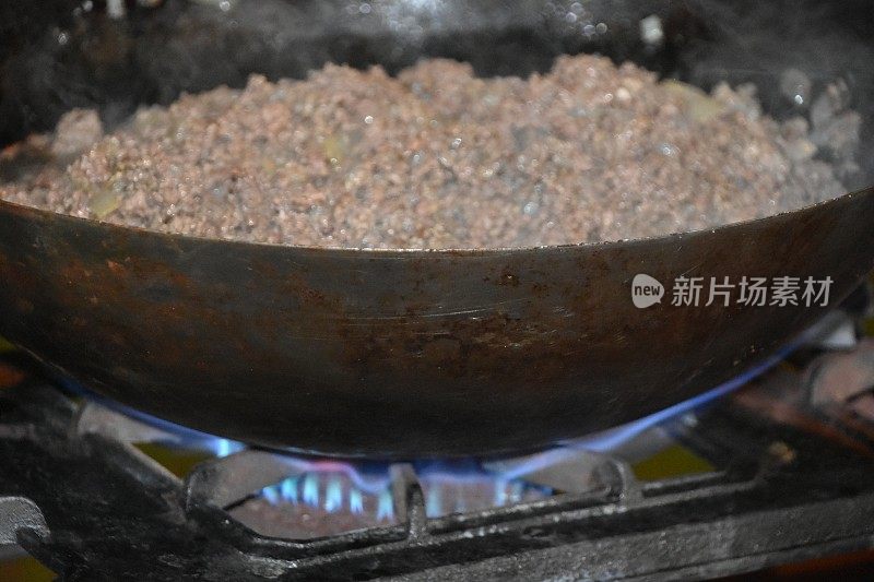 美味的碎肉在平底锅里煎