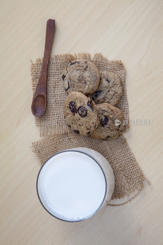 巧克力饼干和一杯牛奶