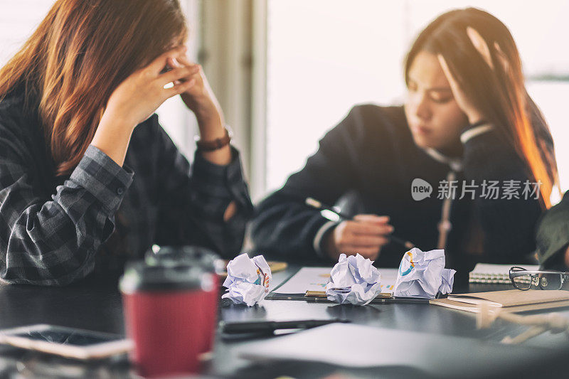 商务人士在遇到问题时会感到压力