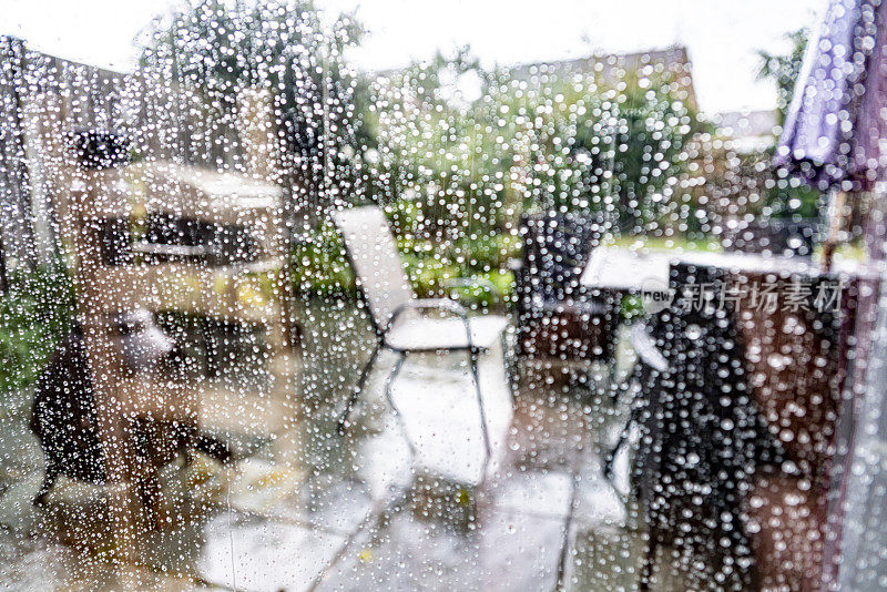 下雨天透过天井门看到的后花园