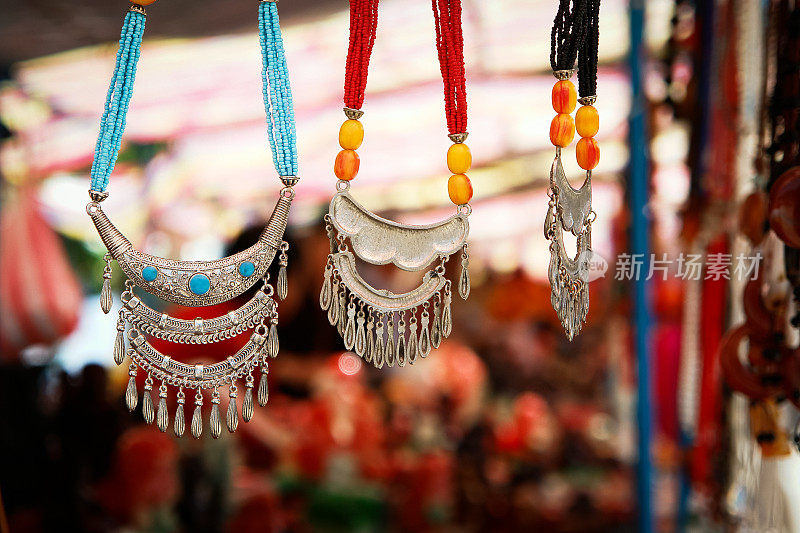 中国少数民族特有的女性装饰品。云南妇女的装饰品