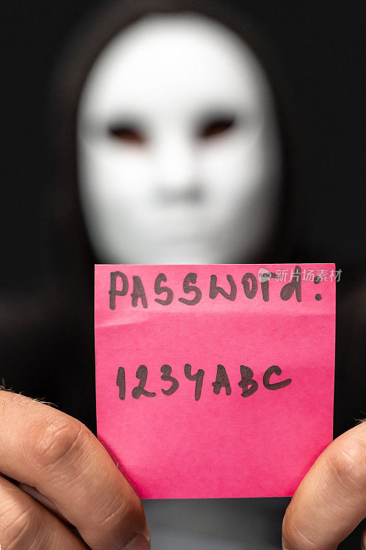 电脑黑客带着面具拿着粉红纸条和弱密码纸条