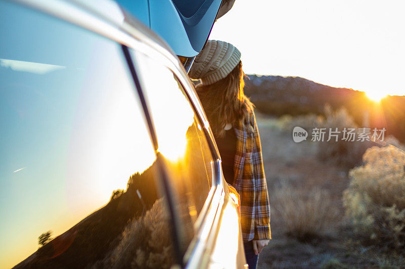 女性在日落时的户外探险，在西科罗拉多体验自由和快乐