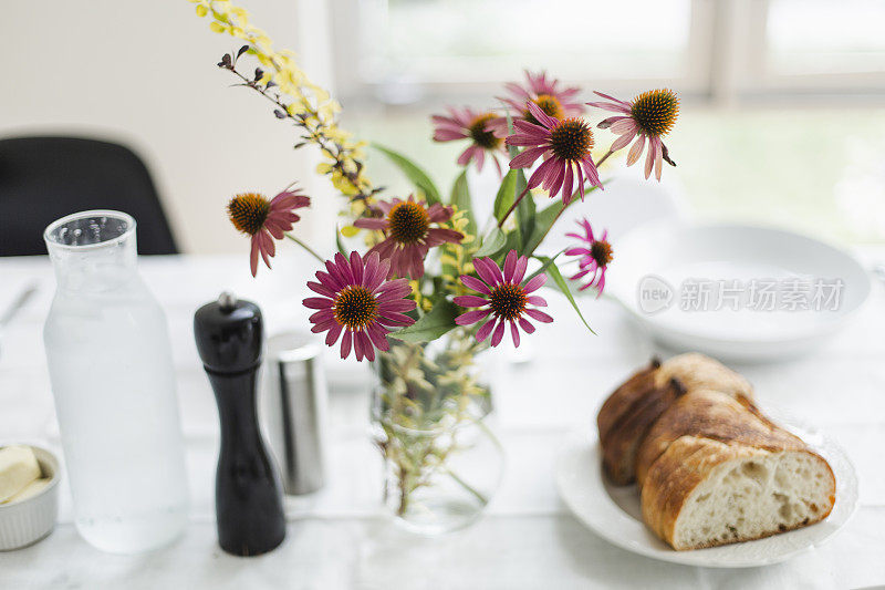 摆放鲜花的餐桌