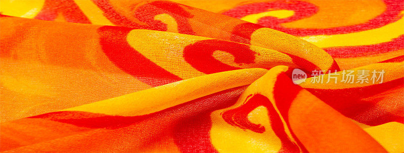 质地蚕丝，织物红色底色与涂黄花织物织物图案插图。明亮的黄色碎花和咖喱色的条纹印花，贯穿整个院子。