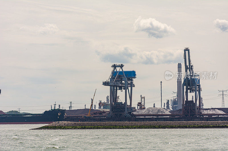 鹿特丹煤码头前大型煤电厂
