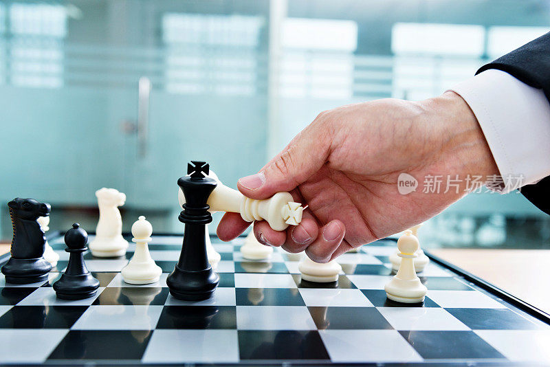 商人手握白棋打败了黑棋