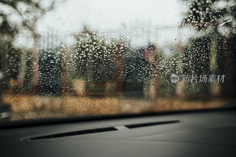 雨水从车里滴下来