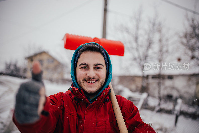 拿着雪铲的男人