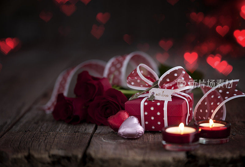 情人节礼物:红玫瑰、巧克力糖果和烛光