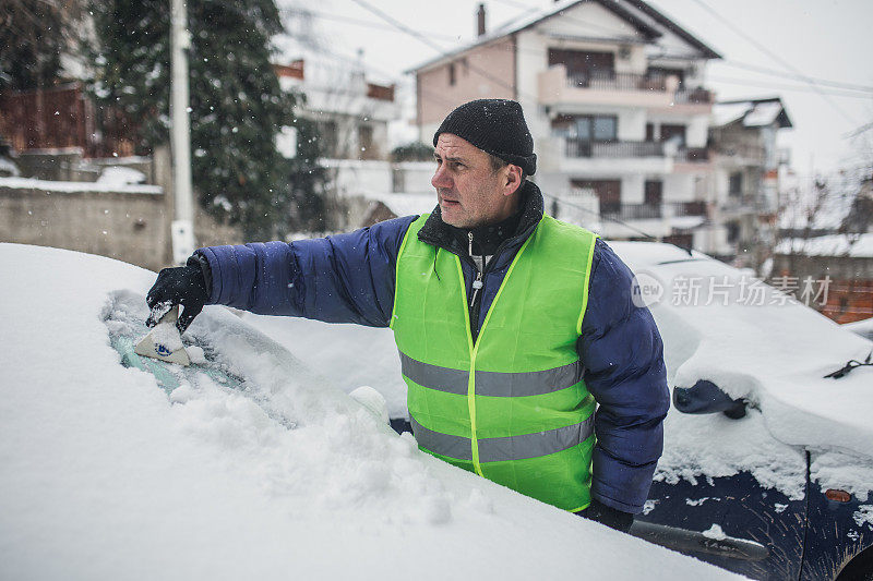 成熟男人清扫雪