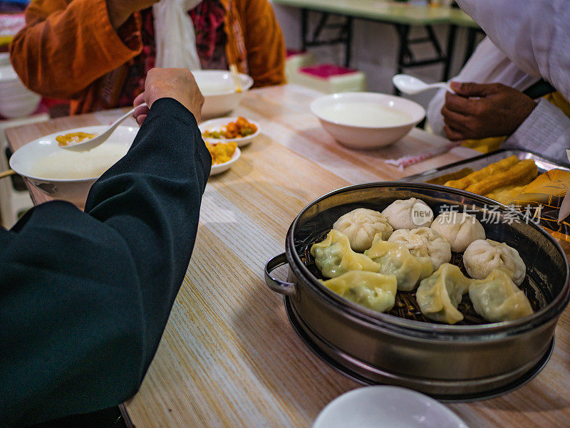 靠近蒸包子或包子和饺子著名的中国菜在早餐餐厅在张家界闹市区胡同区中国
