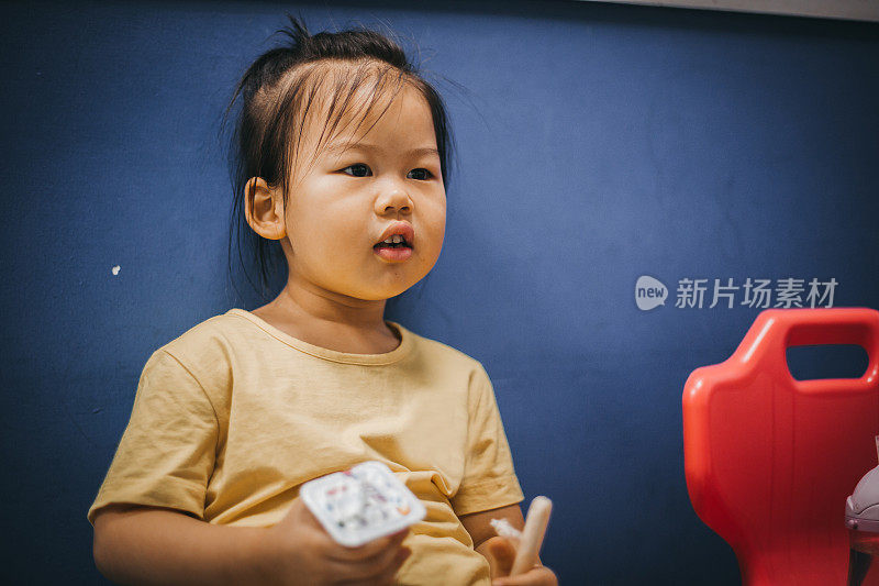 孩子们在学校吃午饭