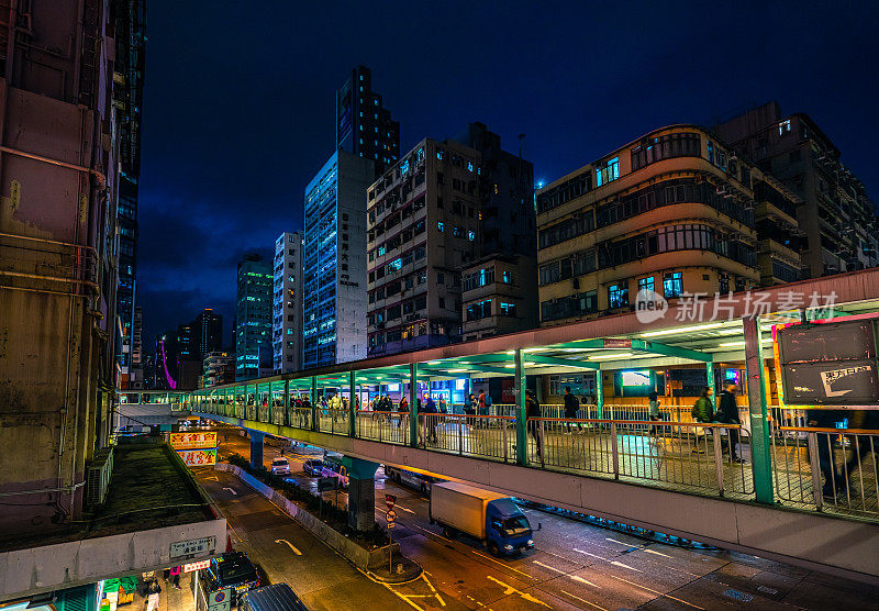 明亮的霓虹灯标志，色彩缤纷拥挤的城市景观旺角，九龙，香港