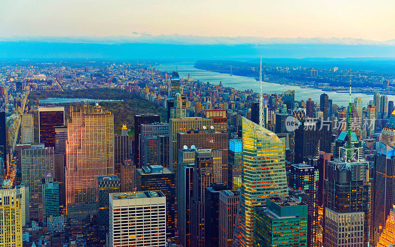 曼哈顿中城和中央公园的鸟瞰图反射