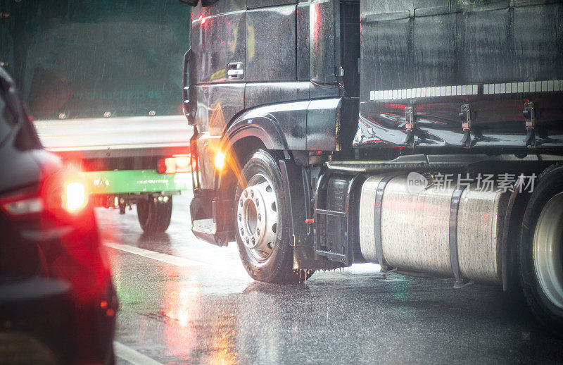 雨中的卡车