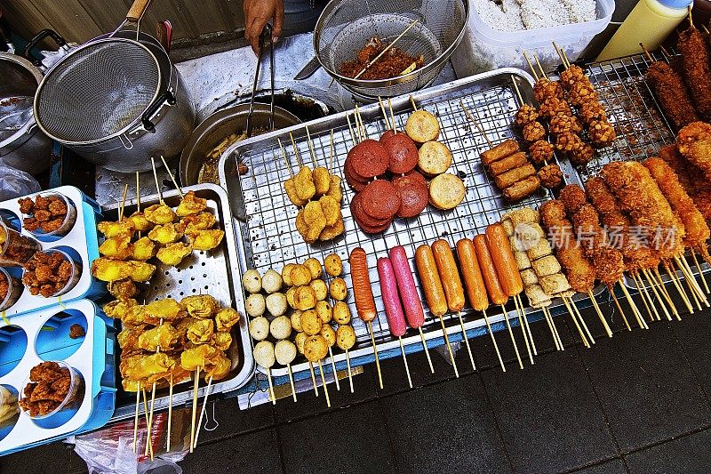 煎肉丸和香肠——曼谷街头小吃。