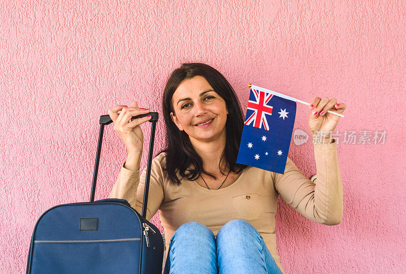 拿着旅行袋和澳大利亚国旗的女人