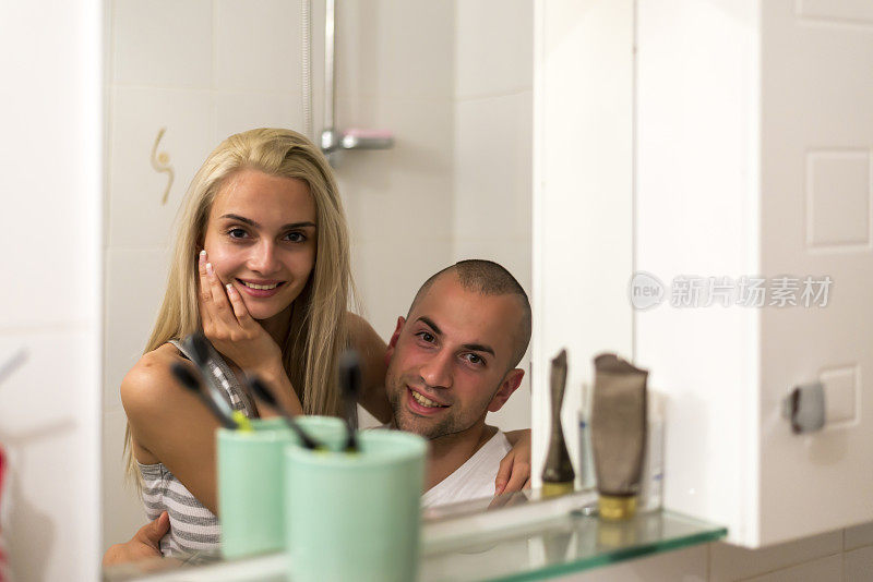 情侣在早上上班前在浴室里相爱