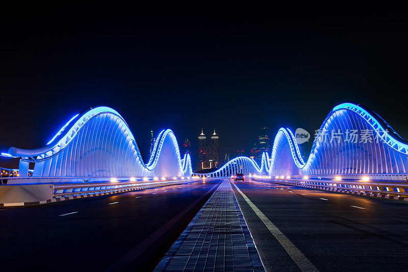 迪拜梅丹大桥夜间灯火通明