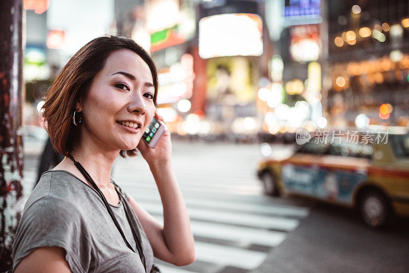 日本女人在东京打电话