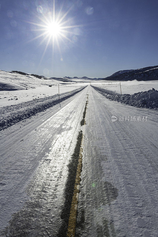 黄石国家公园拉马尔山谷的冰雪覆盖的道路