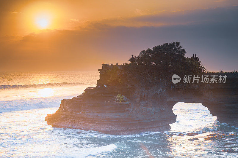 在印度尼西亚巴厘岛日落时，海上的塔纳洛特神庙的宽角视图