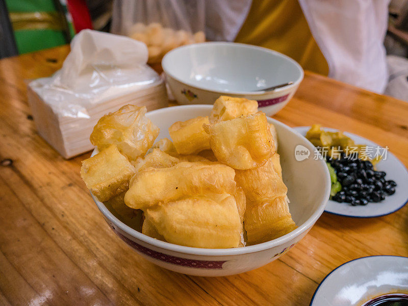 中国汕头市中餐馆的中国甜甜圈。汕头市潮汕人在中国广东省