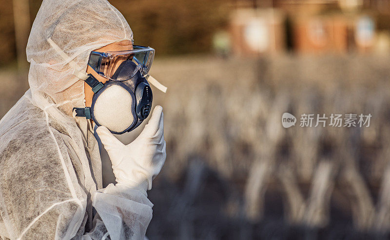 一名在病毒爆发期间戴口罩的女性主要工作人员