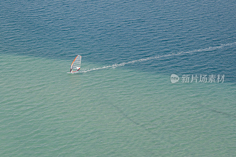 从高角度无法辨认风帆冲浪者