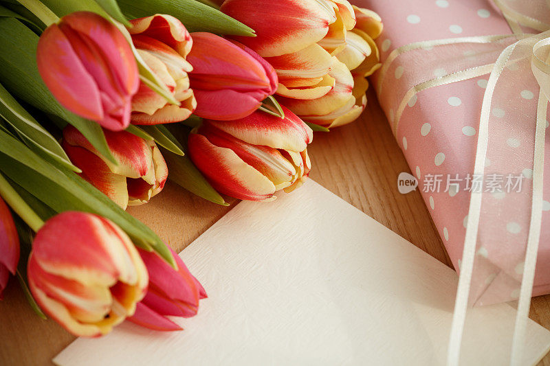 鲜花，一份礼物和一张纸条来庆祝一个特别的日子