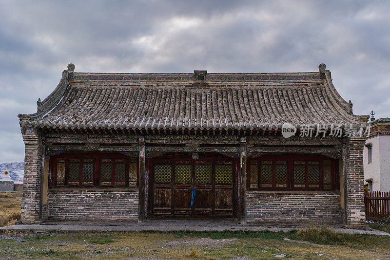 风景优美的蒙古族寺庙村