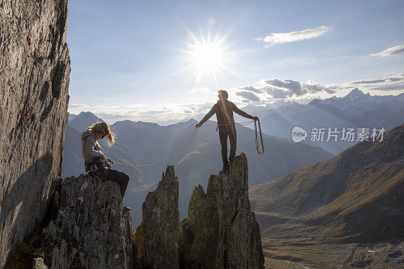 登山运动员爬上岩石的顶峰