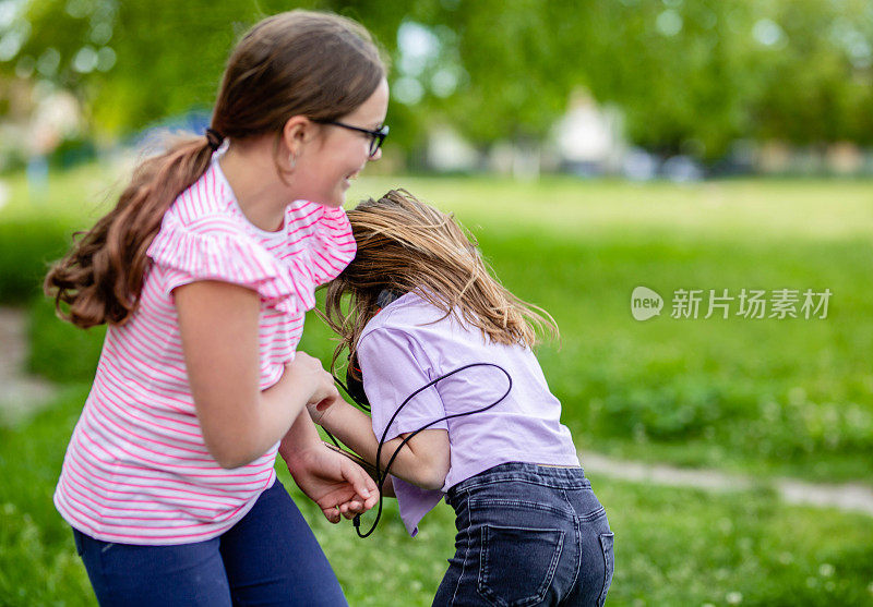 两个少女在外面玩